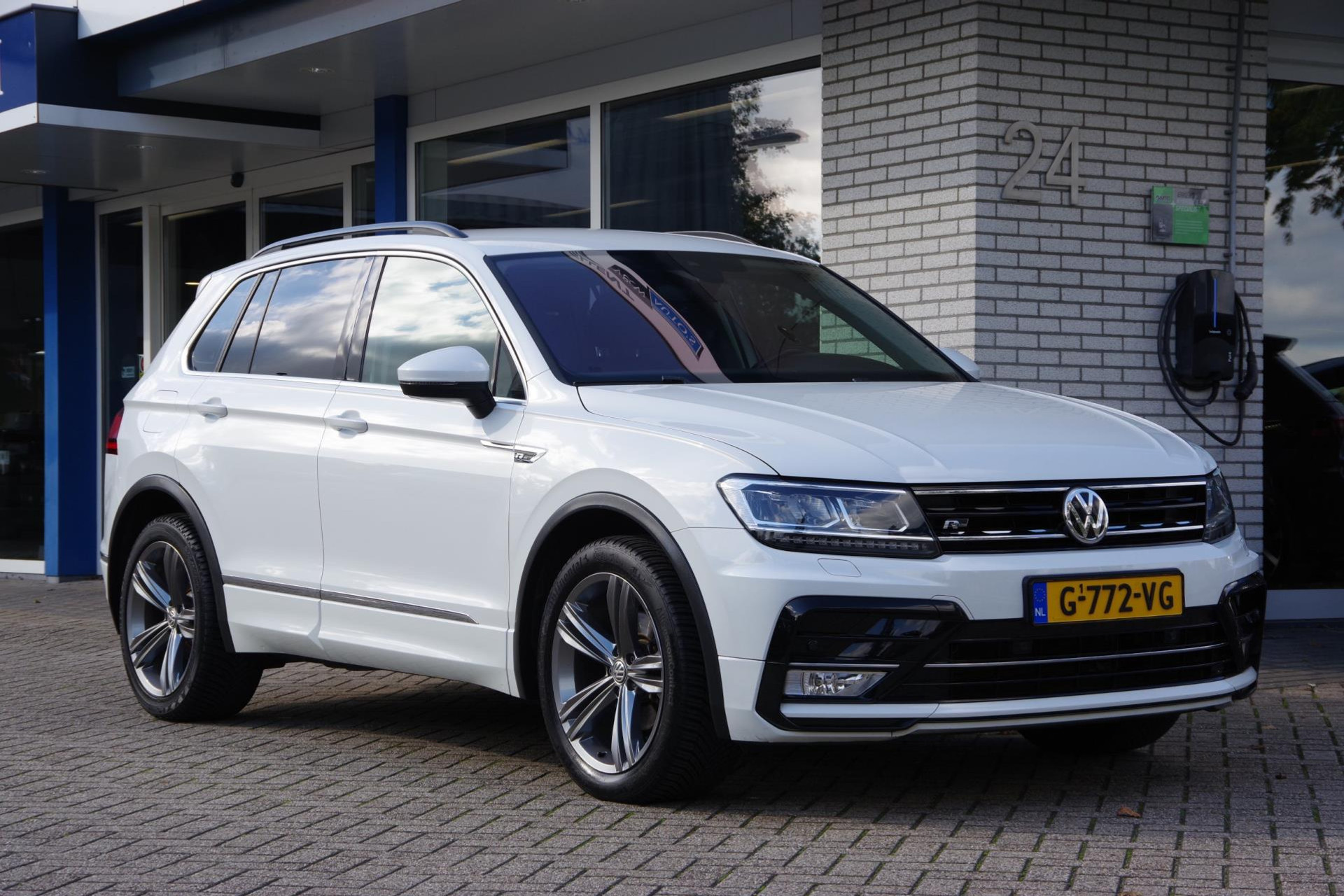 Volkswagen Tiguan 1.4 TSI R-Line Carplay Trekhaak Stoelverwarming 48192743-0.jpg | Venwautos.nl